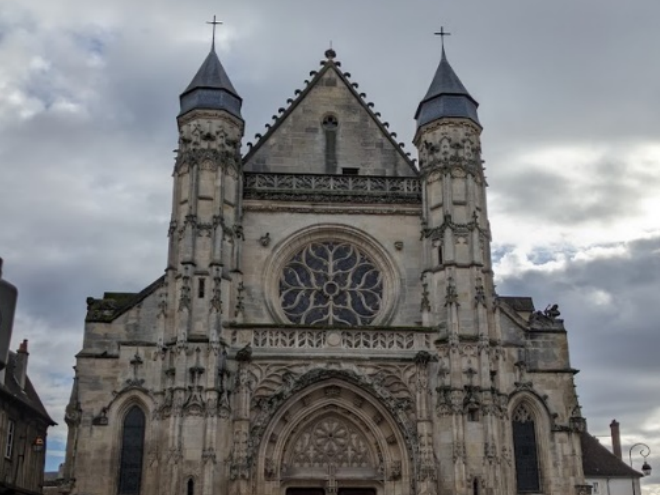 Man sieht die Église Saint-Antoine de Compiègne.