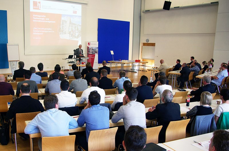 Hochschulpräsident Prof. Dr. Karl Stoffel begrüßte die rund 90 interessierten Unternehmensvertreter.