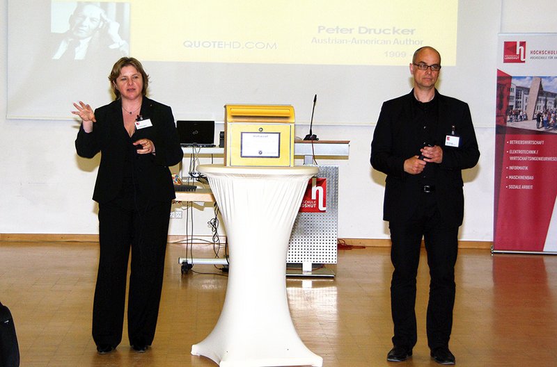 Prof. Andrea Badura und Peter Schneider forderten die Teilnehmer auf, ihre Zukunftspläne in einen Briefkasten zu werfen.
