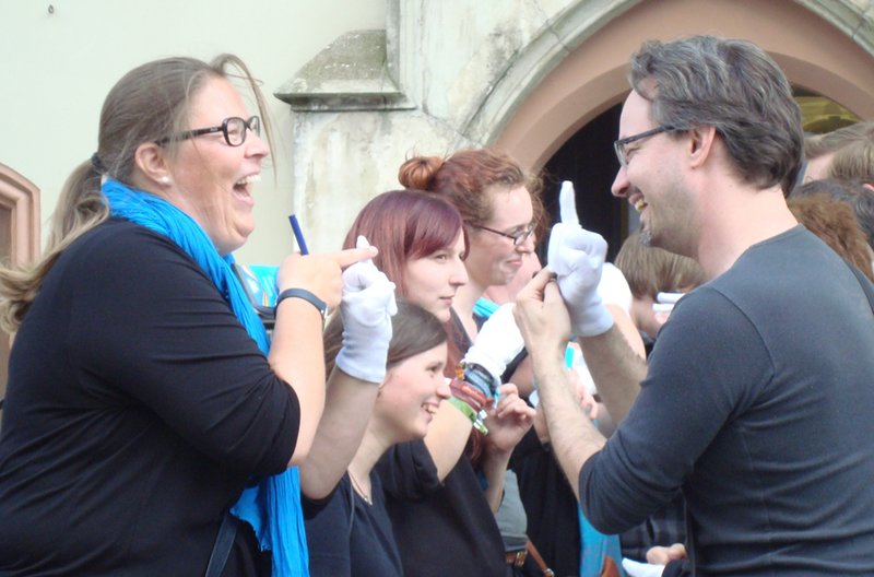 Mit dem Flashmob wollten Studierende und Landshuter Gehörlosenverein u.a. auf den neuen Studiengang aufmerksam machen