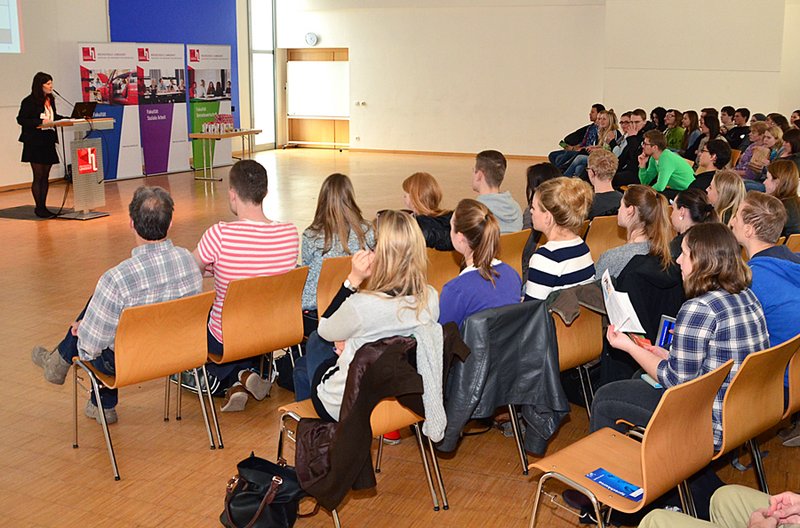 Studierende aber auch Schüler aus Landshut informierten sich am ersten USA-Day über die Themen Auslandsstudium und -praktika