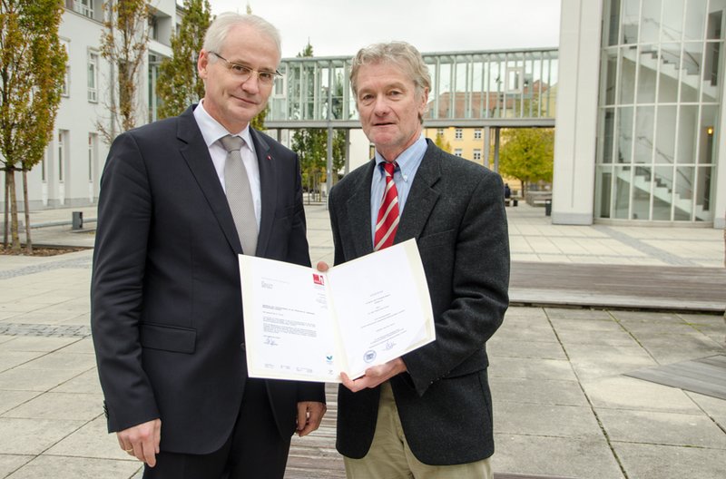 Hochschulpräsident Prof. Dr. Karl Stoffel (li.) hat Prof. Dr. Klaus Timmer zum Honorarprofessor an die Hochschule Landshut berufen