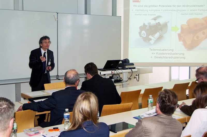 Prof. Dr. Norbert Babel (Hochschule Landshut) bei seinem Vortrag über Potenzial und Herausforderungen des 3D-Drucks.