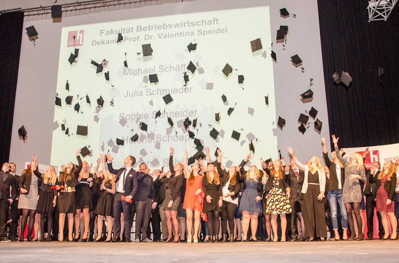Mit dem inzwischen traditionellem "Hüte werfen" verabschieden sich die Absolventen bei der Akademischen Abschlussfeier von der Hochschule Landshut