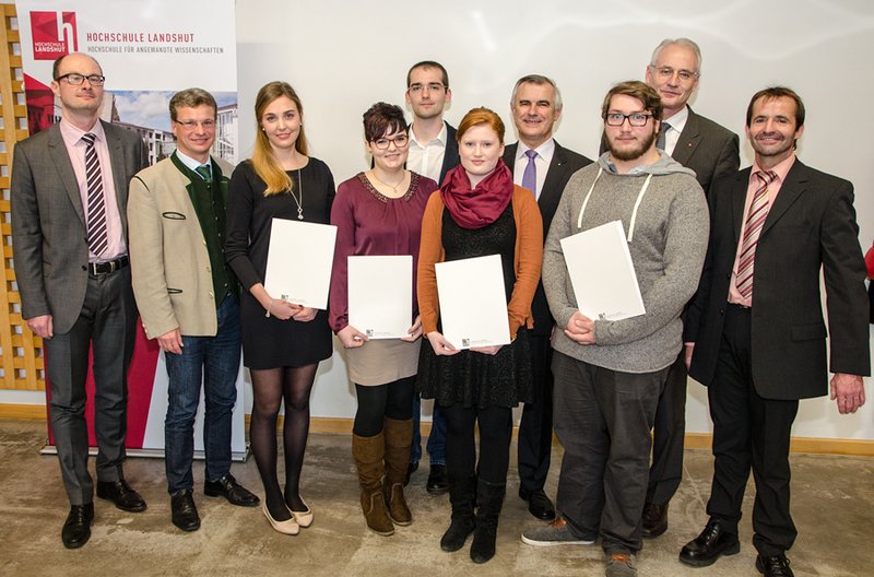 Fünf Erstsemester (Bildmitte) des Studiengangs Ingenieurpädagogik erhielten am Montagnachmittag von der TÜV Süd Stiftung ihre Deutschlandstipendien