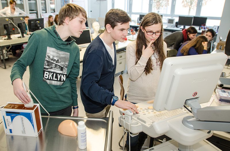 Einer der vier praktischen Workshops bei der Talentwerkstatt an der Hochschule Landshut fand in der Biomedizinischen Technik statt