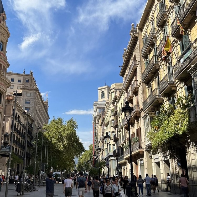 Fußgängerzone in Barcelona mit vielen historischen Gebäuden