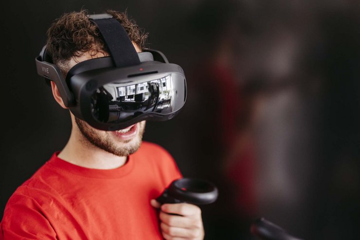 Eine Person trägt eine Virtual Reality-Brille.