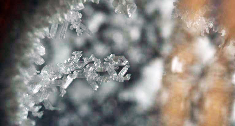 Schnee statt Eis: Damit Kohlendioxid in dem neuen Verfahren in der perfekten Konsistenz ausfällt, forschen die Experten der Hochschule Landshut an dem perfekten Wärmetauscher.