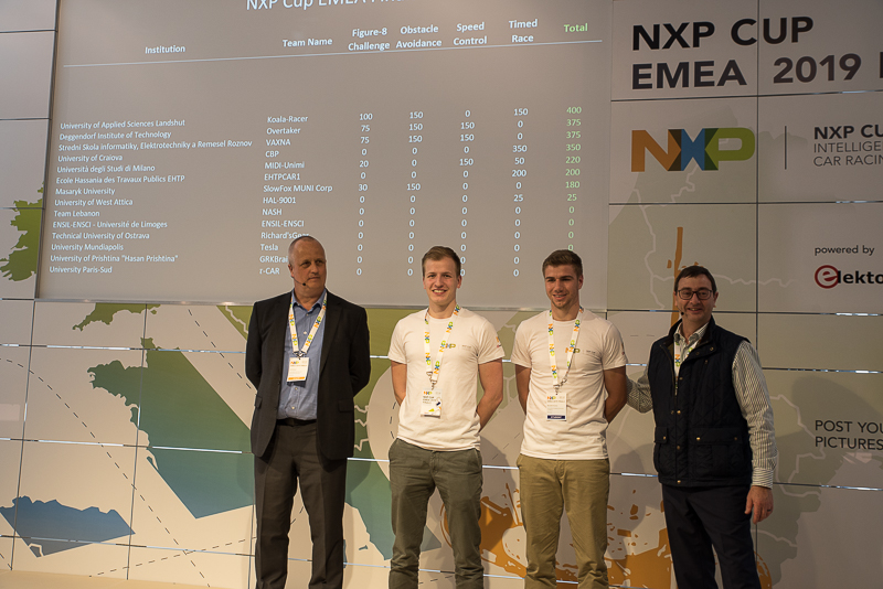 v.l.n.r.: Rolf Nisse (Vice President NXP), Georg Zieglmaier, Benedikt Forstner, Flavio Stiffan (NXP)