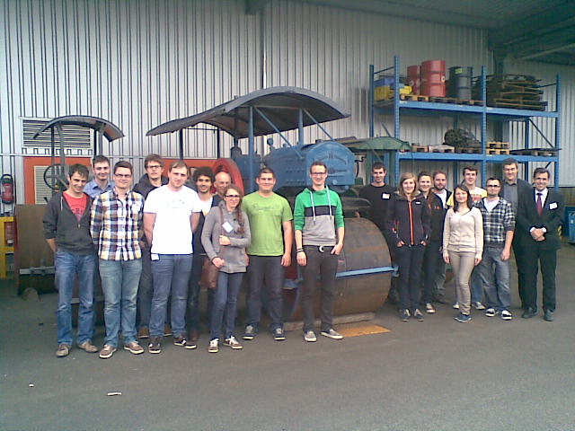 Gruppenbild vor historischen Motorwalzen: Die Studierenden der Vertiefung Nutzfahrzeugtechnik der Hochschule Landshut informierten sich bei der Fa. Hamm über die neusten Trends in der Verdichtungstechnologie
