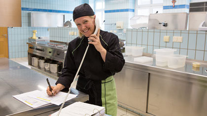 Diana Weindl in ihrer Küche bei LeckerSchmecker Catering