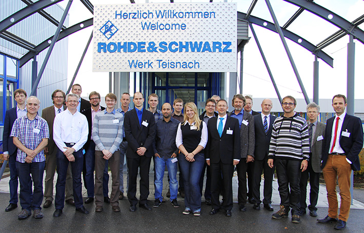 Die Teilnehmer am Kooperationsforum mit Prof. Dr. Artem Ivanov, wissenschaftlicher Leiter Cluster Mikrosystemtechnik der Hochschule Landshut (links) und Josef Köppl (Leiter Prüffeld; Projekte, Entwicklung, Rohde & Schwarz GmbH & Co. KG, 4.v.r.). Foto Gi