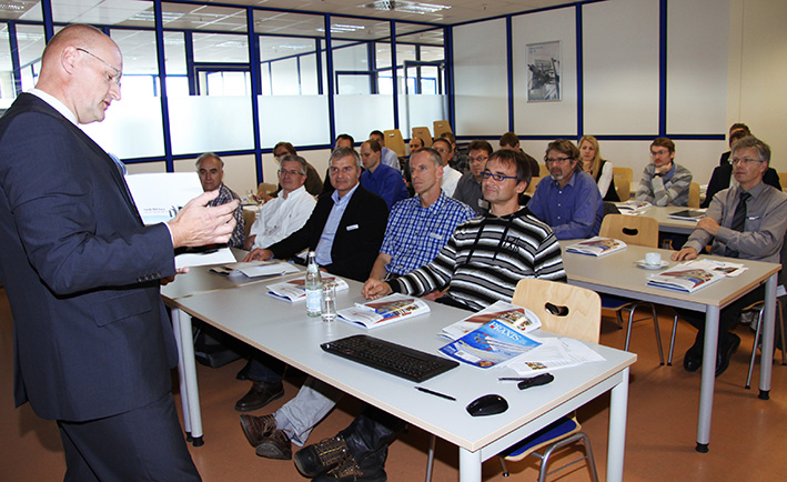 Josef Köppl (Leiter Prüffeld; Projekte, Entwicklung, Rohde & Schwarz GmbH & Co. KG) präsentierte die Unternehmensaktivitäten beim Cluster-MST Kooperationsforum. Foto: Gierl (R&S)
