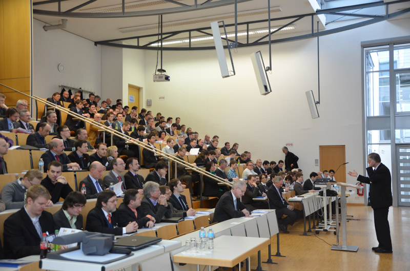 Regierungspräsident Heinz Grunwald bei der Begrüßung der Teilnehmer des 6. Landshuter Leichtbau-Colloquiums.