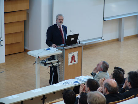 Ein Umdenken hin zu regenerativen Energien forderte Prof. Dr. Peter Hennicke, (früherer Präsident des Wuppertal Instituts für Klima, Umwelt und Energie sowie Mitglied in drei Enquete-Kommissionen des Deutschen Bundestages). 