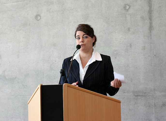 Caroline Eberl präsentiert auf dem World Medtech Forum Lucerne die Aktivitäten des Netzwerk Medizintechnik der Hochschule Landshut.