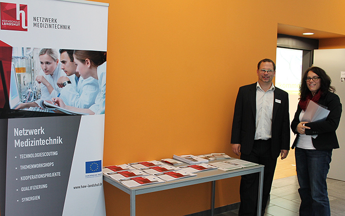 Projektmanager Patrick Pointecker vom Gesundheits-Cluster Oberösterreich und Projektleiterin Barbara Winbeck von der Hochschule Landshut am Informationsstand in der FH in Linz.