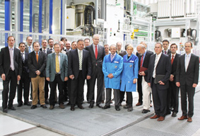 Bei der Besichtigung im BMW Werk Landshut mit Hochschulpräsident Prof. Dr. Karl Stoffel (mitte), rechts daneben Standortleiter Murat Aksel und Hochschulratsmitglied Barbara Bergmeier sowie links daneben Betriebsratsvorsitzender Willibald Löw.