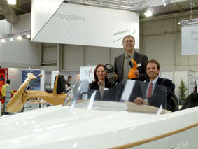 Auf der Hannover Messe im ausgestellten Boot von Avantgarde Technology (v.l.n.r.): Kerstin Hirche (Projektleitung Deutsche Messe AG), Wolfram Schmucker (Geschäftsführer Avantgarde Technology) und Marc Bicker (Leichtbau-Cluster)