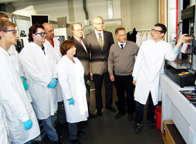 Labormitarbeiter Florian Altenwegner erklärt den Kursteilnehmern und (mitte v.l.) Ludwig Zellner (Vorsitzender Freundeskreis der Hochschule), Hochschulpräsident Prof. Dr. Karl Stoffel sowie Prof. Dr. Karl-Friedrich Reiling einen sog. Rollenschälversuch