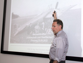 Prof. Dr. Karl Friedrich Reiling bei seinem Vortrag über Klebtechniken in den Technologiefeldern des Leichtbaus.
