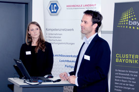 Kristina Wanieck vom Cluster Bayonik und Marc Bicker vom Leichtbau-Cluster Landshut bei der Begrüßung der Teilnehmer des Netzwerktreffens.