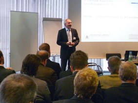 Prof. Dr. Otto Huber, wissenschaftlicher Leiter des Cluster Leichtbau an der Hochschule Landshut bei der Einführung.