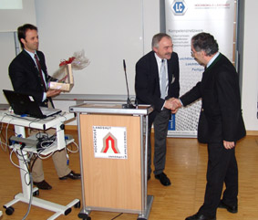Die LLC-Initiatoren, Marc Bicker (links) und Prof. Dr. Otto Huber, bedankten sich bei Hochschulpräsident Prof. Dr. Erwin Blum für sein Engagement für den Leichtbau.