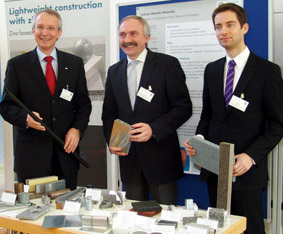 Die Referenten der Eröffnungsvorträge Prof. Dr. Heinz Voggenreiter (DLR, Stuttgart, links) und Dipl-Ing. Peter Urban (IKA RWTH Aachen, rechts) mit Initiator Prof. Dr. Otto Huber (Hochschule Landshut)