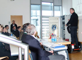 Segway als alternatives Fahrzeugkonzept präsentierte Hannes Buttmann (SEGWAY Deutschland Vertriebszentrale GmbH, Deggendorf), der seinen Vortrag auf dem einachsigen Gefährt hielt.