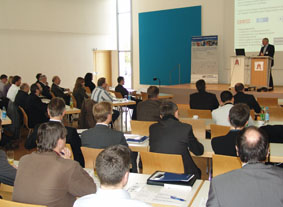 Rund 70 Fachleute nahmen an der Veranstaltung teil, hier Prof. Dr. Otto Huber (Hochschule Landshut) bei seinem Vortrag.