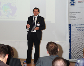 Prof. Dr. Thomas Tröster, Universität Paderborn, bei seinem Vortrag.