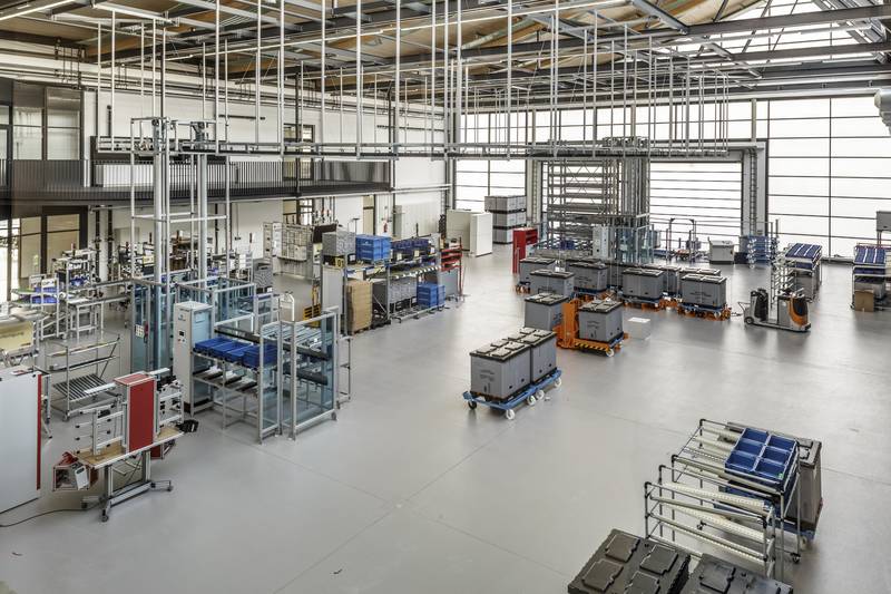 Theoretischen Studieninhalte werden praxisnah in der Lern- und Musterfabrik des Technologiezentrums für Produktion und Logistik in Dingolfing umgesetzt.