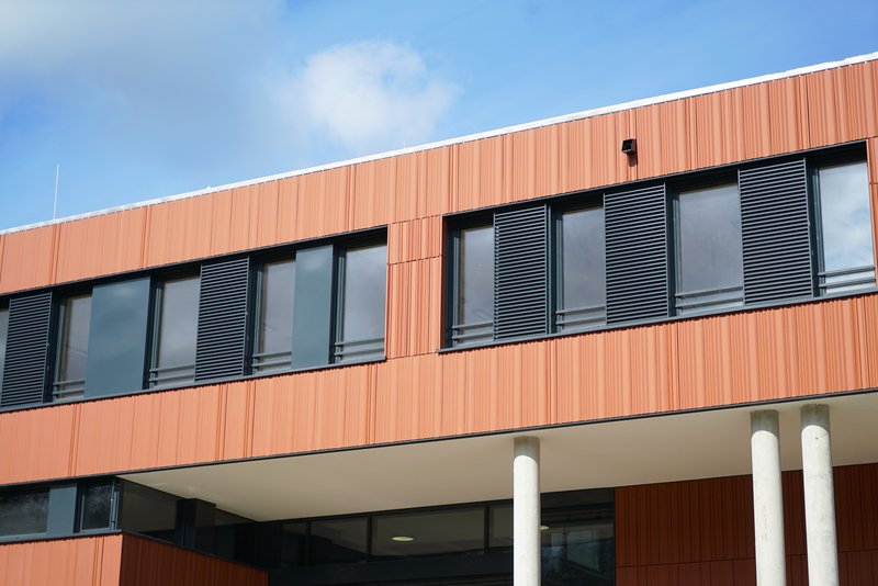 The new lecture hall and administrative building was inaugurated on Wednesday.