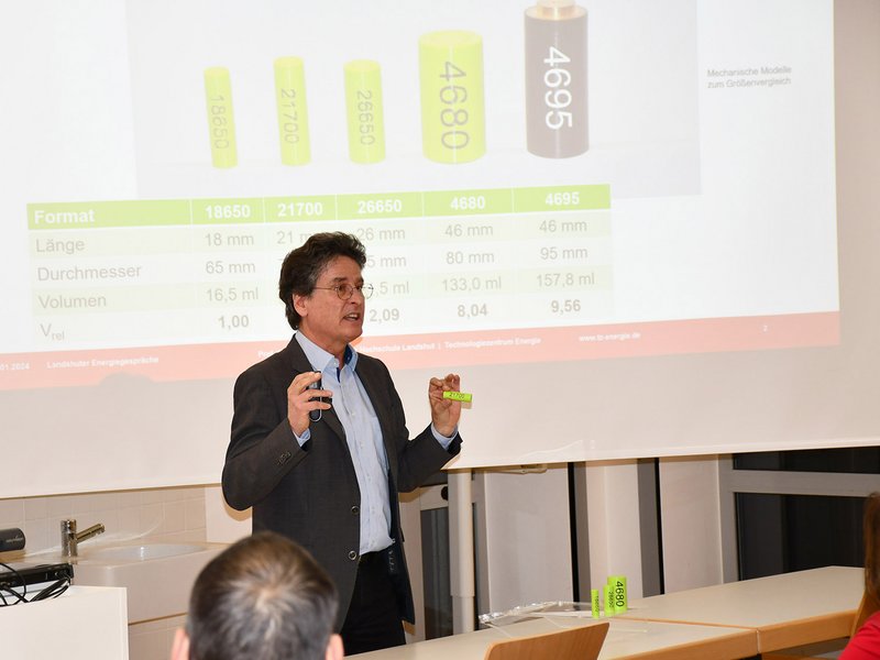 Batterieexperte Prof. Dr. Karl-Heinz Pettinger bei seinem Vortrag im Rahmen der Landshuter Energiegespräche.