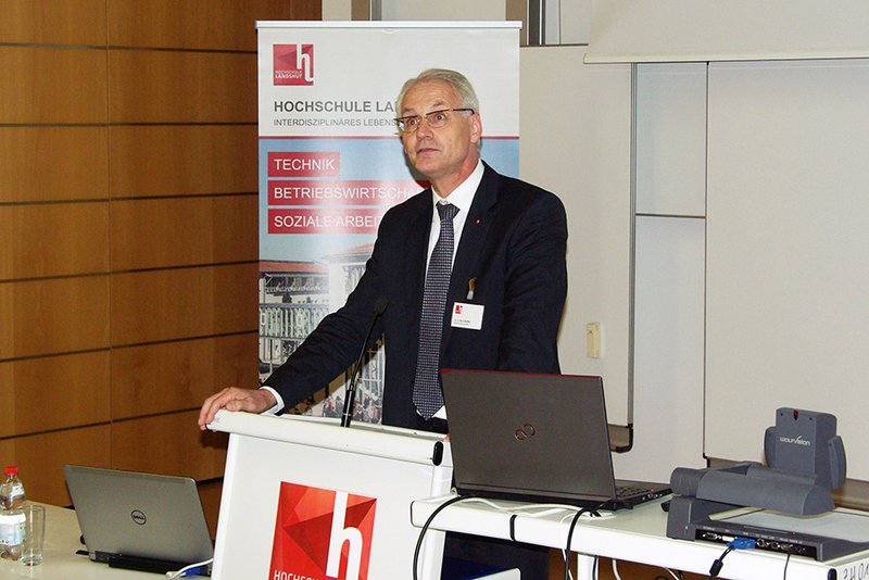 Hochschulpräsident Prof. Dr. Stoffel bei siener Begrüßung.