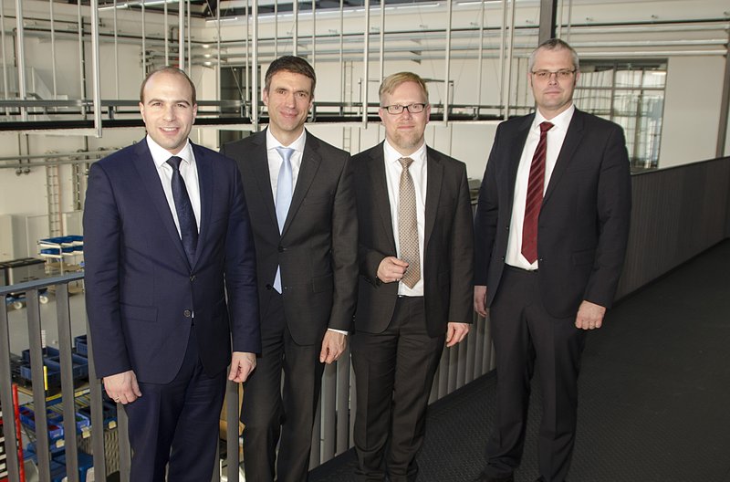 (von links) CSU-Bundestagsabgeordneter Florian Oßner, BMBF-Staatssekretär Stefan Müller, Vizepräsident Forschung und Technologietransfer Prof. Dr. Holger Timinger und Wissenschaftlicher Leiter des TZ PULS Prof. Dr. Markus Schneider