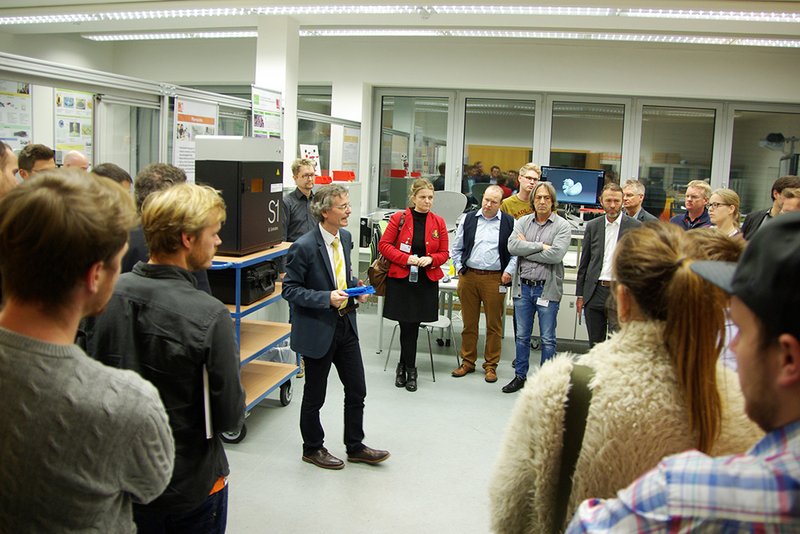Bei einer Führung durch das CAX-Labor zeigte Prof. Dr. Babel die Aktivitäten im Bereich 3D-Druck.