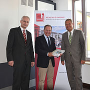 Wissenschaftsminister Dr. Heubisch informiert sich im Rathaus Dingolfing über das Vorhaben.
