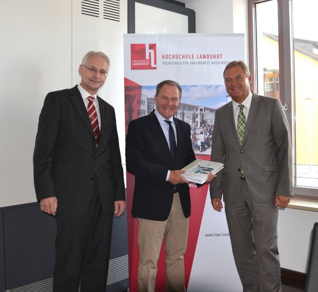 Wissenschaftsminister Dr. Heubisch informiert sich im Rathaus Dingolfing über das Vorhaben.
