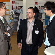 Die Referenten Michael Mauro (links) und Markus Galjan (rechts) in der Diskussion mit einem Teilnehmer beim 1. Sourcing Day.