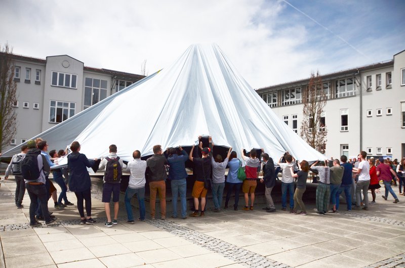 Als Auftakt zum 40-jährigen Jubiläum der Hochschule Landshut wurde am Mittwoch der Granitblock „Gegenkraft“ enthüllt.