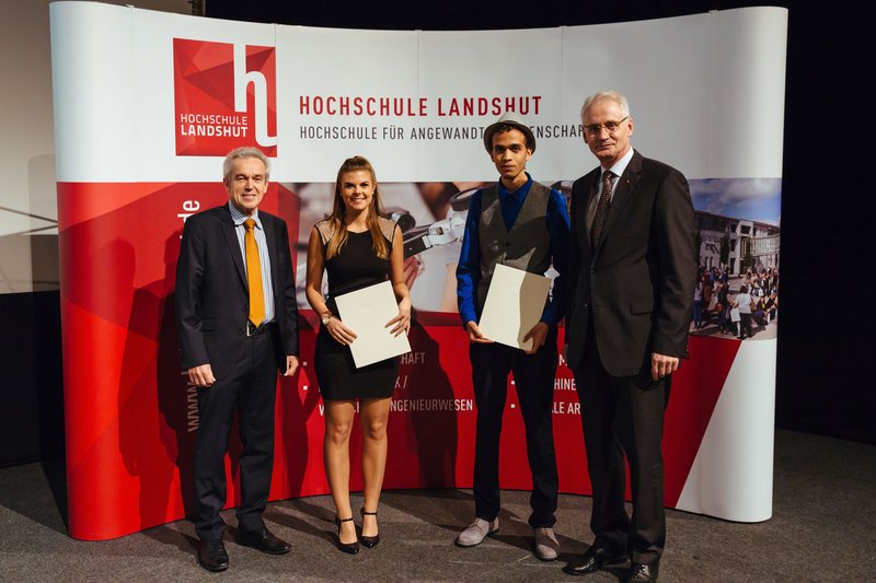 Für die besten Masterarbeiten wurden die Wirtschaftsingenieurin Lena Böck und der Informatiker Tobi Damilola Oredein mit dem Preis des Landkreises geehrt.