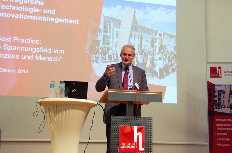 Die Teilnehmer-/innen begrüßte Hochschulpräsident Prof. Dr. Stoffel.