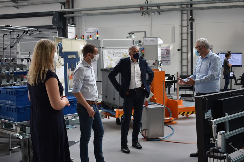 Katharina Spanner (links), Prof. Dr. Markus Schneider (rechts), Landrat Werner Bumeder und Geschäftsleiter Markus Allmannshofer