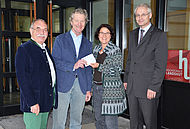 Gerhard Gustorf und Dr. Klaus Timmer (beide Lions Club) überreichen die Spende an Prof. Dr. Mechthild Wolff und Hochschulpräsident Prof. Dr. Karl Stoffel.