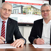 Beim Unterschreiben des neuen Promotionsvertrags: Hochschulpräsident Prof. Dr. Karl Stoffel und der Projektverantwortliche Prof. Dr. Markus Schneider (v. links).