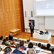 Über Anforderungen in der Luftfahrt und neue Antriebskonzepte referierte Prof. Dr. Jörg Esslinger (MTU Aero Engines AG).
