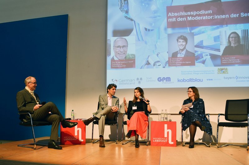 Beim Abschlusspodium betonten die Moderatoren*innen der Panels und Prof. Dr. Hubertus C. Tuczek noch einmal die Dynamik der Entwicklung rund um die KI.